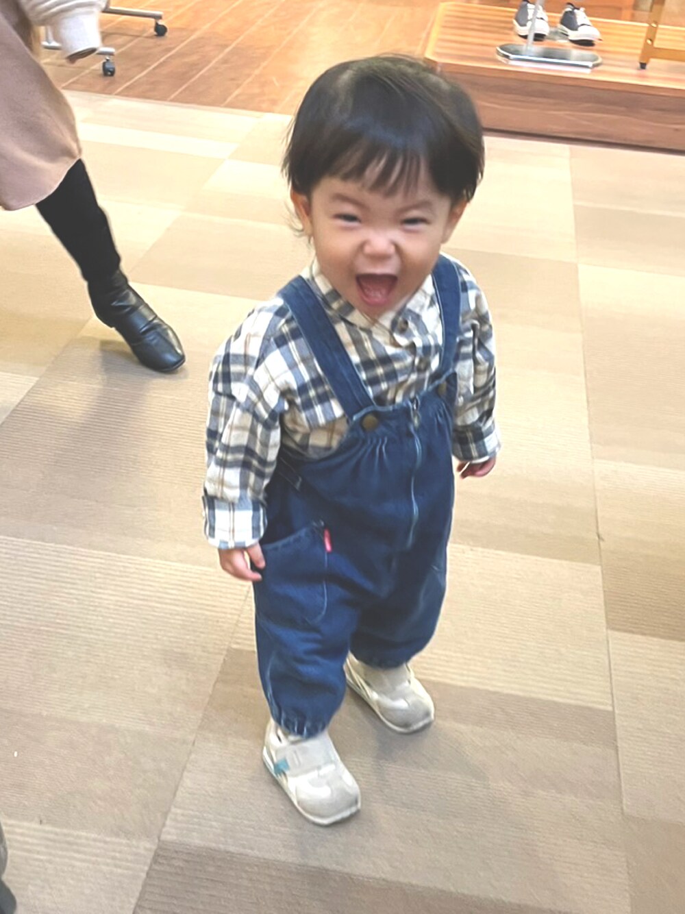 「カジュアルコーデ、キッズファッション、秋服、チェック、男の子コーデ、むすこーで」｜「古着のアイテム（サロペット/オーバーオール、ブルー系）」を使った、itmuuuuuさん（キッズ・80cm）の秋コーディネートの1枚目の写真