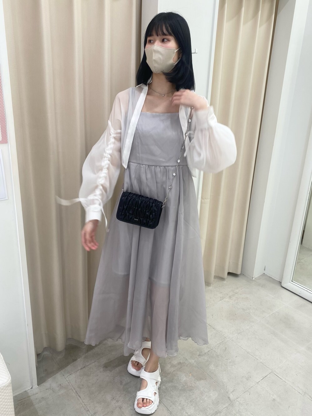 「ナイスクラップ、骨格ウェーブ、高身長、高身長女子、高身長コーデ、one after another NICE CLAUP、ootd、最近のいい感じコーデ、オトナカジュアル、オトナ女子、ワンピース、スニーカー、女子会コーデ、ママコーデ、お出かけコーデ」｜「one after another NICE CLAUPのリバーシブルキャミワンピース（ワンピース、グレー系）」を使った、moeさん（レディース・174cm）の冬コーディネートの1枚目の写真