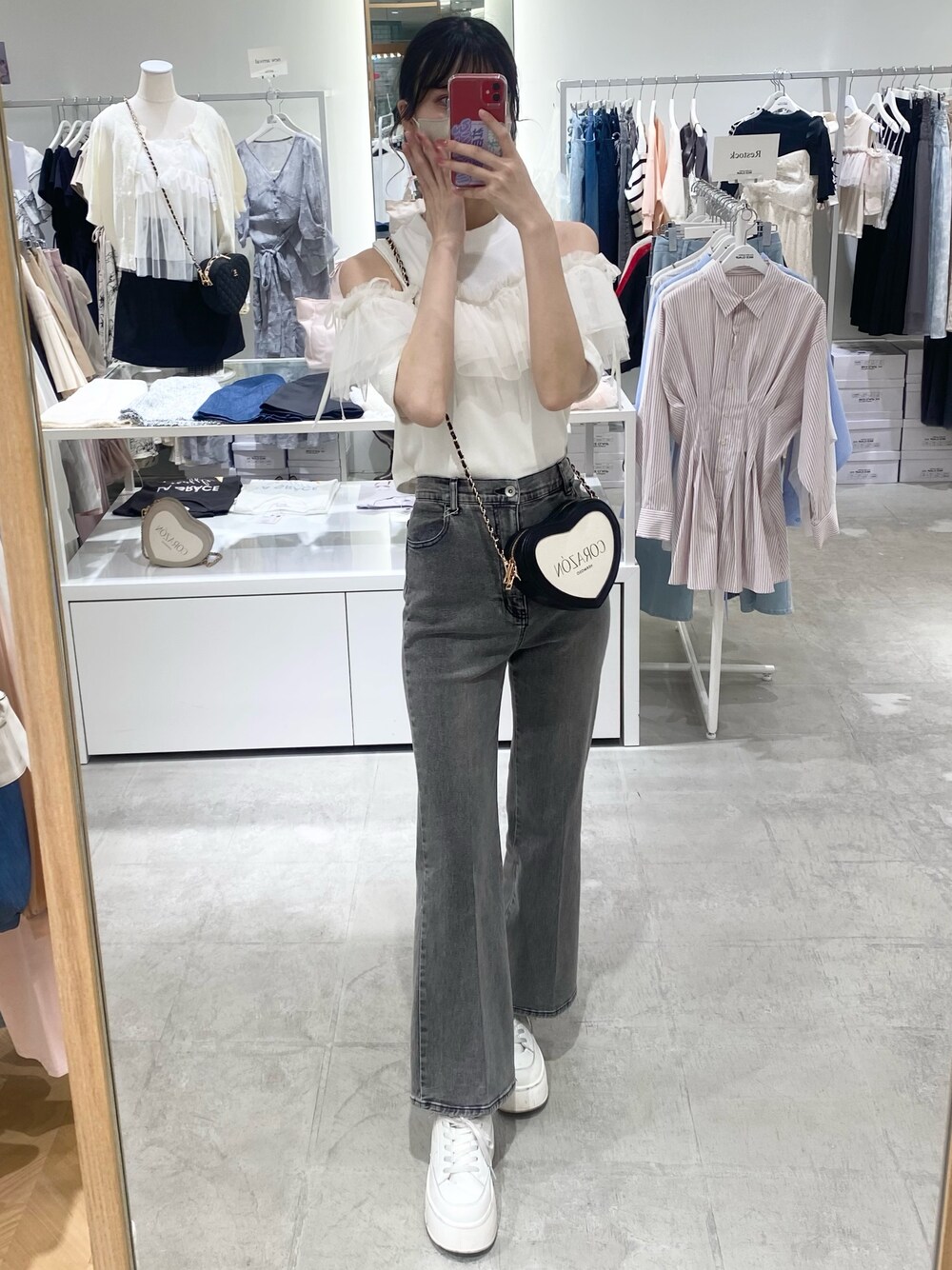 「ナイスクラップ、最近のいい感じコーデ、パーカー、韓国ファッション、オトナカジュアル、ootd、one after another NICE CLAUP、コート、高身長女子、高身長コーデ、高身長、骨格ウェーブ、おしゃれさんと繋がりたい、お洒落さんとつながりたい、キャップ」｜「one after another NICE CLAUPの【SMサイズ展開】美脚ストレッチデニム（デニムパンツ、ブラック系）」を使った、moeさん（レディース・174cm）の冬コーディネートの1枚目の写真