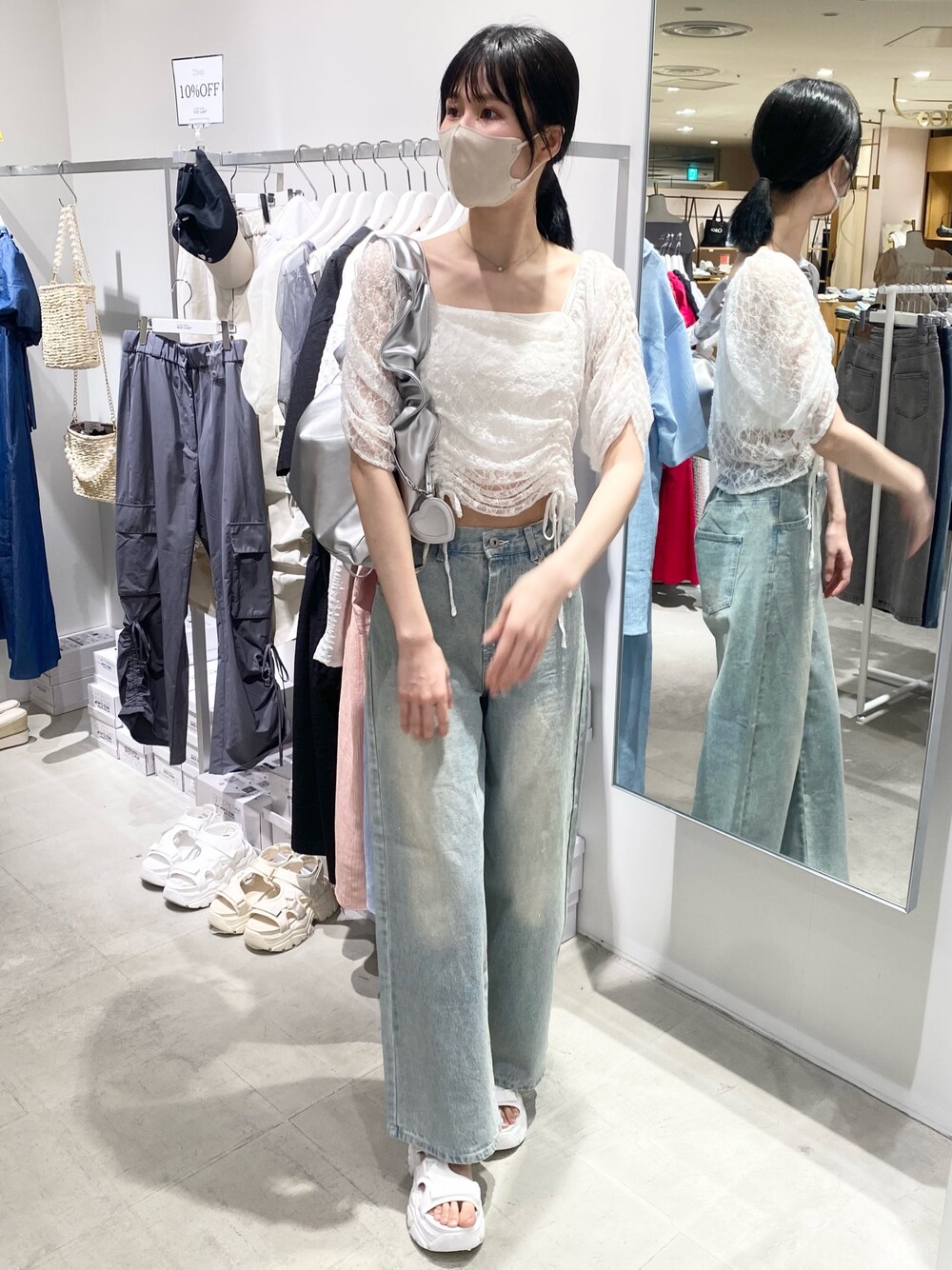 「ナイスクラップ、デニム、デニムパンツ、パンツスタイル、骨格ウェーブ、高身長、高身長女子、高身長コーデ、one after another NICE CLAUP、ootd、カジュアル、カジュアルコーデ、おしゃれさんと繋がりたい、お出かけコーデ、オトナカジュアル」｜「one after another NICE CLAUPのハートミラーチャーム付きドロストバッグ（トートバッグ、シルバー系）」を使った、moeさん（レディース・174cm）の冬コーディネートの1枚目の写真