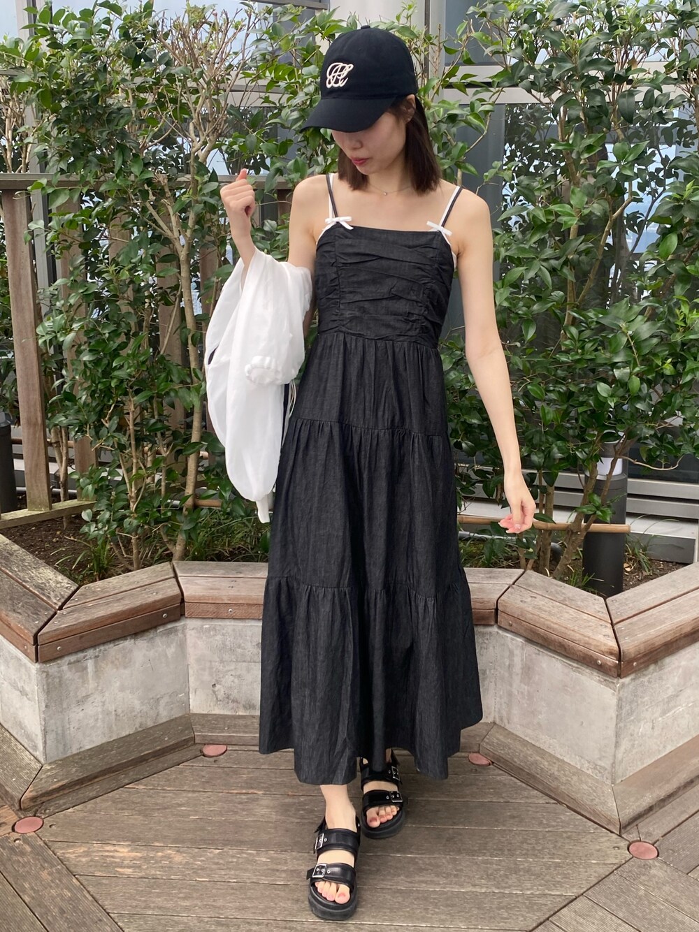 「ナイスクラップ、ootd、one after another NICE CLAUP、骨格ウェーブ、高身長、高身長女子、高身長コーデ、ブラック、モノトーン、ワンピース、お出かけコーデ、オトナカジュアル、おしゃれさんと繋がりたい、オトナ女子、シンプルコーデ」｜「one after another NICE CLAUPのヘアクリップリボン付き/ティアードキャミワンピース（ワンピース、ブラック系）」を使った、moeさん（レディース・174cm）の冬コーディネートの1枚目の写真