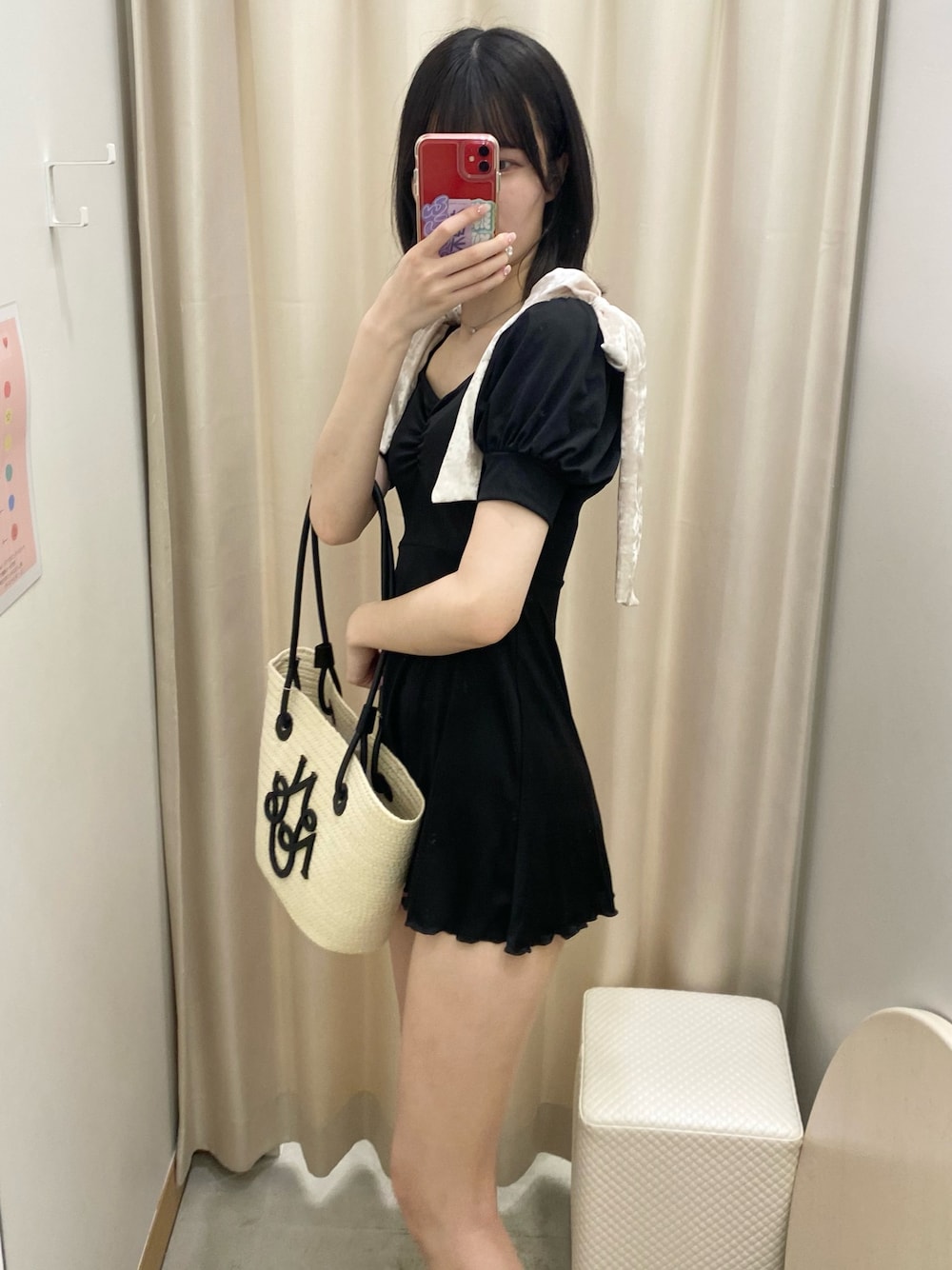 「ナイスクラップ、骨格ウェーブ、高身長、高身長女子、高身長コーデ、ootd、one after another NICE CLAUP、最近のいい感じコーデ、水着、swimwear、オトナカジュアル、シンプルコーデ、シンプル、モノトーン、モード」｜「one after another NICE CLAUPのエンブレム付き雑材バッグ（トートバッグ、ブラック系）」を使った、moeさん（レディース・174cm）の冬コーディネートの1枚目の写真