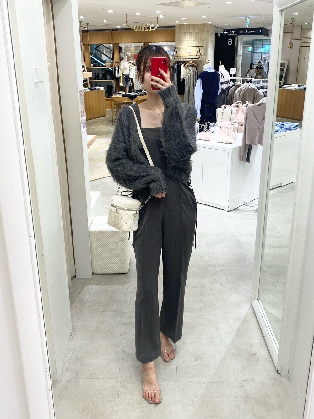 「ナイスクラップ、ootd、one after another NICE CLAUP、骨格ウェーブ、高身長女子、高身長コーデ、シンプルスタイル、お出かけコーデ、オトナ女子、秋のコーデ、プチプラコーデ、カジュアル、ブラック、ワントーンコーデ、今日のコーデ」｜「one after another NICE CLAUPの【autumn premium order】ふわふわショートカーディガン（カーディガン/ボレロ、グレー系）」を使った、moeさん（レディース・172cm）の秋コーディネートの1枚目の写真