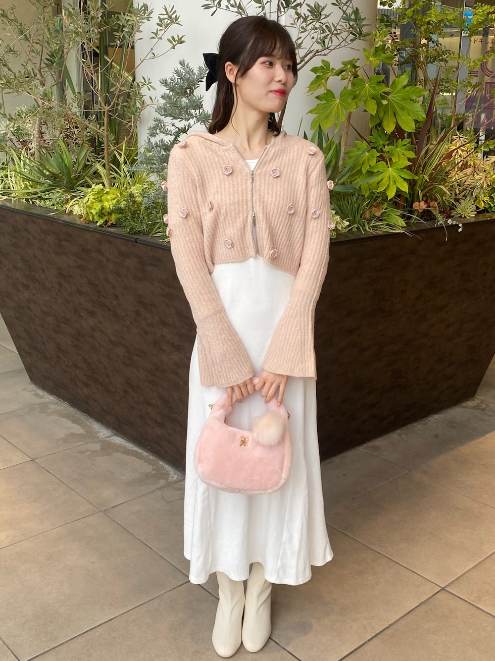 「ナイスクラップ、高身長、骨格ウェーブ、高身長女子、高身長コーデ、ootd、one after another NICE CLAUP、ワンピース、お出かけコーデ、オトナカジュアル、おしゃれさんと繋がりたい、オトナ女子、シンプルコーデ、シンプル、モノトーン」｜「one after another NICE CLAUPのビジューバックル付きストレッチショートブーツ（ブーツ、ホワイト系）」を使った、moeさん（レディース・174cm）の冬コーディネートの1枚目の写真