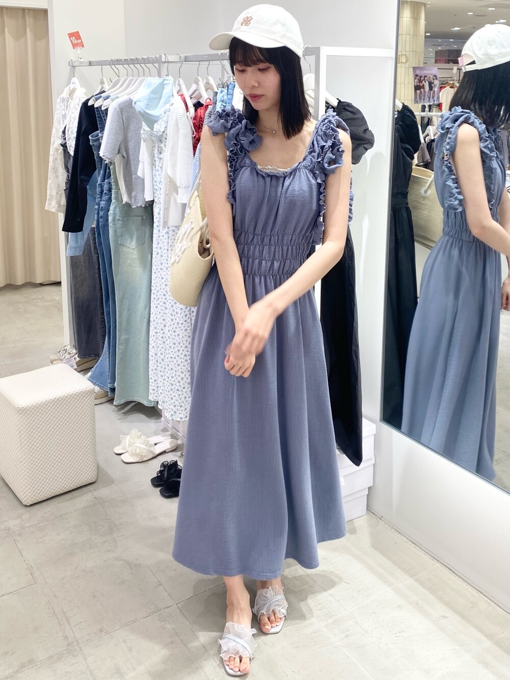 「ナイスクラップ、ワンピース、骨格ウェーブ、高身長、高身長女子、高身長コーデ、ootd、one after another NICE CLAUP、お出かけコーデ、オトナカジュアル、おしゃれさんと繋がりたい、オトナ女子、シンプルコーデ、シンプル、カラーコーデ」｜「one after another NICE CLAUPのリボン取り外し可能/肩リボンリラックスワンピース（ワンピース、ブルー系）」を使った、moeさん（レディース・174cm）の冬コーディネートの1枚目の写真
