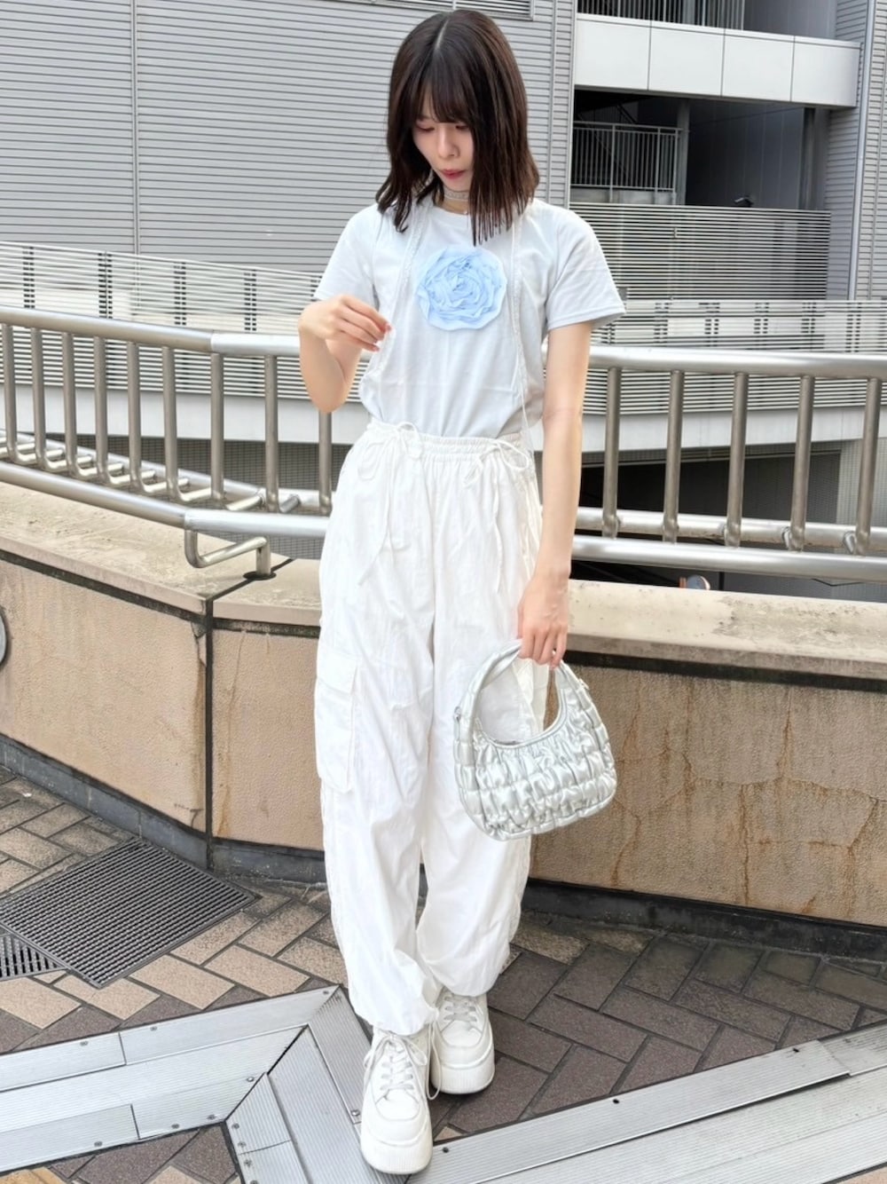 「お出かけコーデ、ootd、one after another NICE CLAUP、ナイスクラップ、骨格ウェーブ、高身長、高身長女子、高身長コーデ、パンツスタイル、オトナカジュアル、おしゃれさんと繋がりたい、オトナ女子、シンプルコーデ、シンプル、スニーカー」｜「one after another NICE CLAUPのチョーカー付きローズT（Tシャツ/カットソー、ブルー系）」を使った、moeさん（レディース・174cm）の冬コーディネートの1枚目の写真
