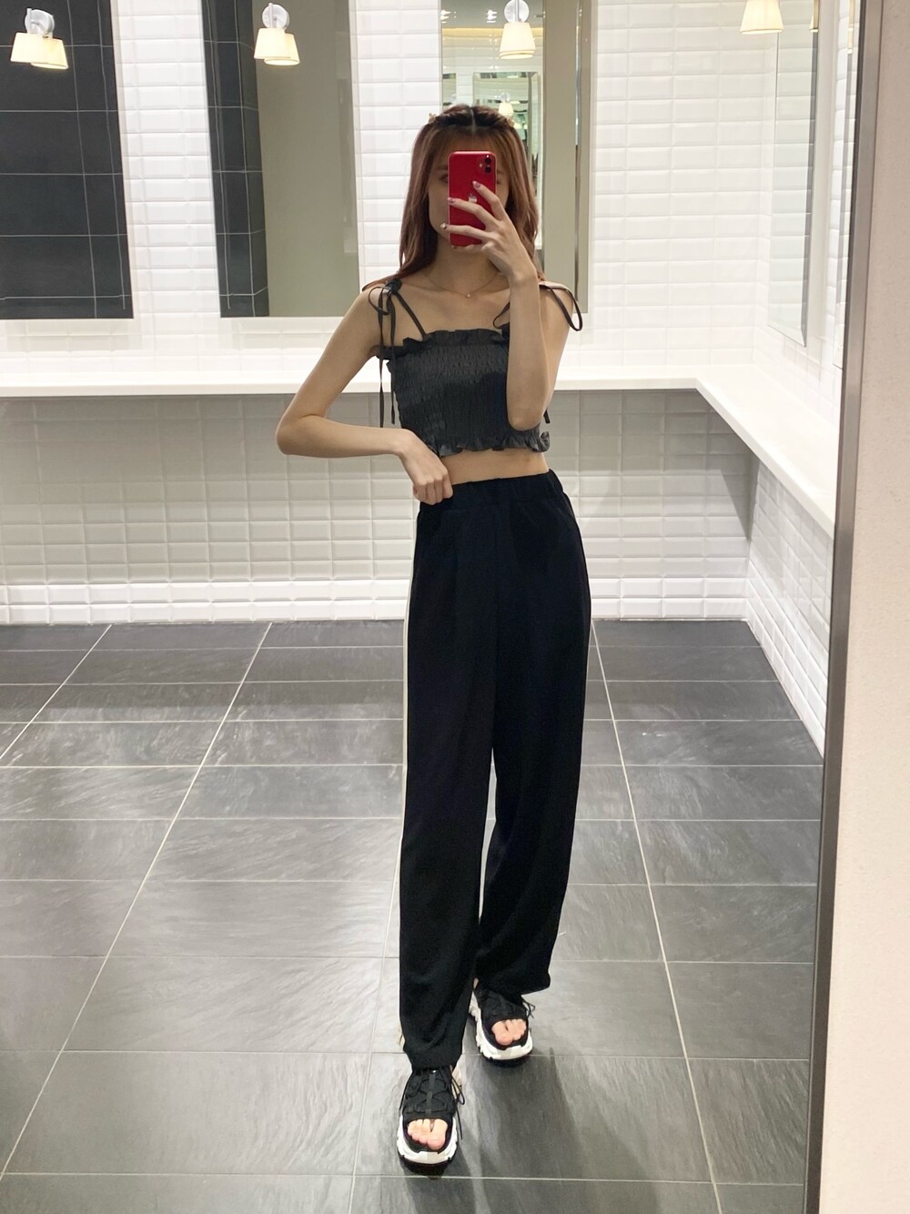 「ナイスクラップ、ootd、one after another NICE CLAUP、高身長女子、骨格ウェーブ、高身長コーデ、休日スタイル、シンプルコーデ、モノトーン、プチプラ、カジュアル、パンツスタイル、今日のコーデ、夏、カジュアルコーデ」｜「one after another NICE CLAUPのシャーリングビスチェ【別カラー/デニムは0132040110で検索】（キャミソール、グレー系）」を使った、moeさん（レディース・172cm）の夏コーディネートの1枚目の写真