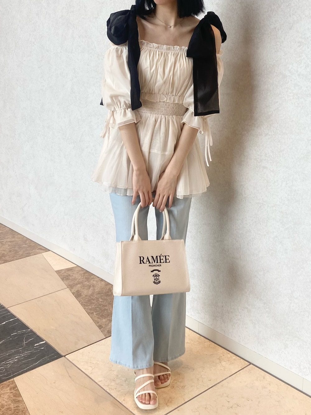 「春コーデ、夏コーデ、ナイスクラップ、骨格ウェーブ、高身長、高身長女子、高身長コーデ、one after another NICE CLAUP、ootd、デニム、デニムパンツ、パンツスタイル、カジュアル、カジュアルコーデ、きれいめカジュアル」｜「one after another NICE CLAUPのリボン取り外しできる/リボンチュールブラウス（シャツ/ブラウス、ホワイト系）」を使った、moeさん（レディース・174cm）の冬コーディネートの1枚目の写真