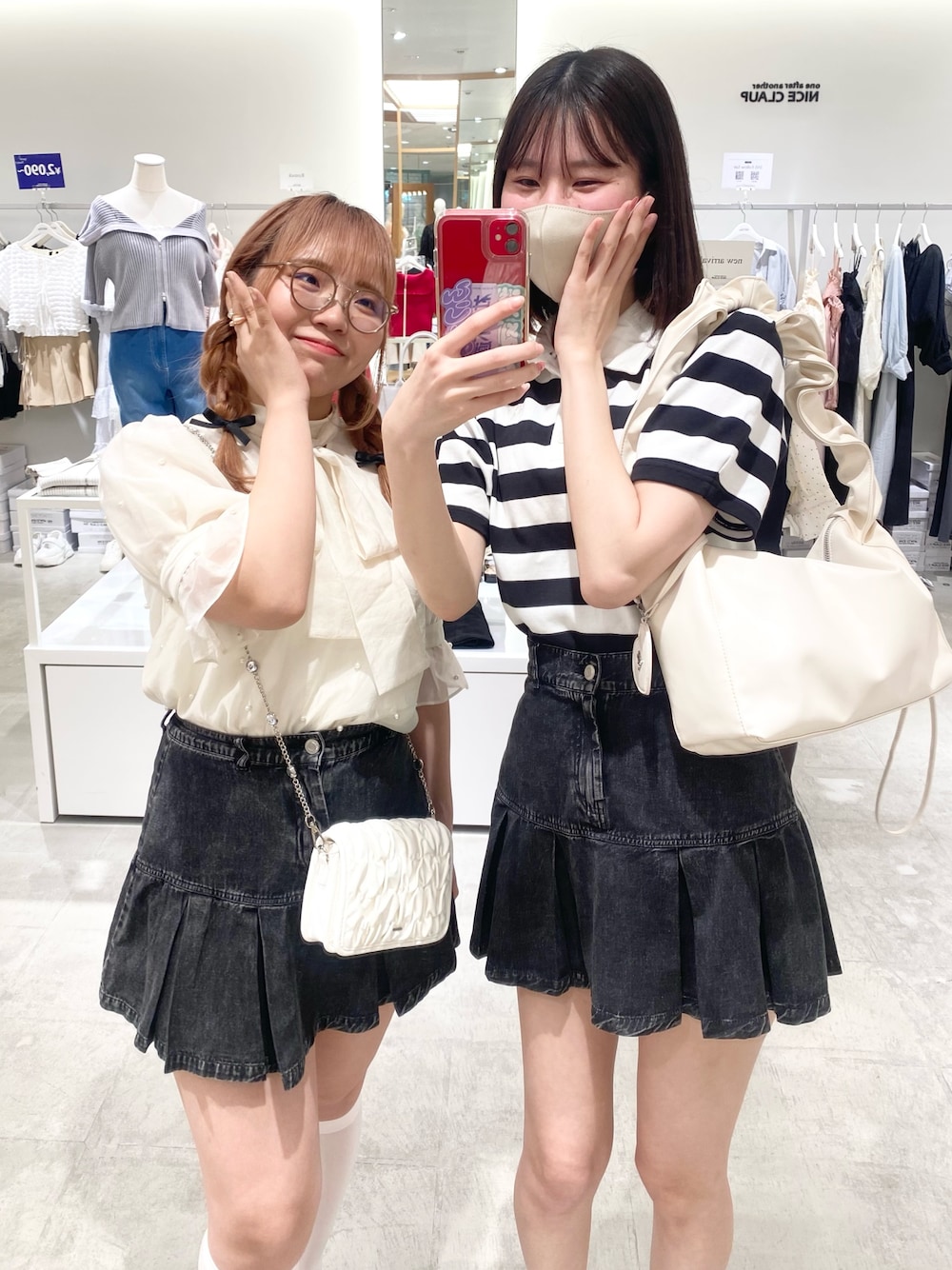 「最近のいい感じコーデ、シミラールック、双子コーデ、デニム、ディズニーコーデ、ナイスクラップ、骨格ウェーブ、高身長、骨格ストレート、高身長女子、高身長コーデ、オトナカジュアル、秋冬コーデ、オトナカワイイ、着回しコーデ」｜「one after another NICE CLAUPの刺しゅうポロシャツ（ポロシャツ、ホワイト系）」を使った、moeさん（レディース・174cm）の冬コーディネートの1枚目の写真