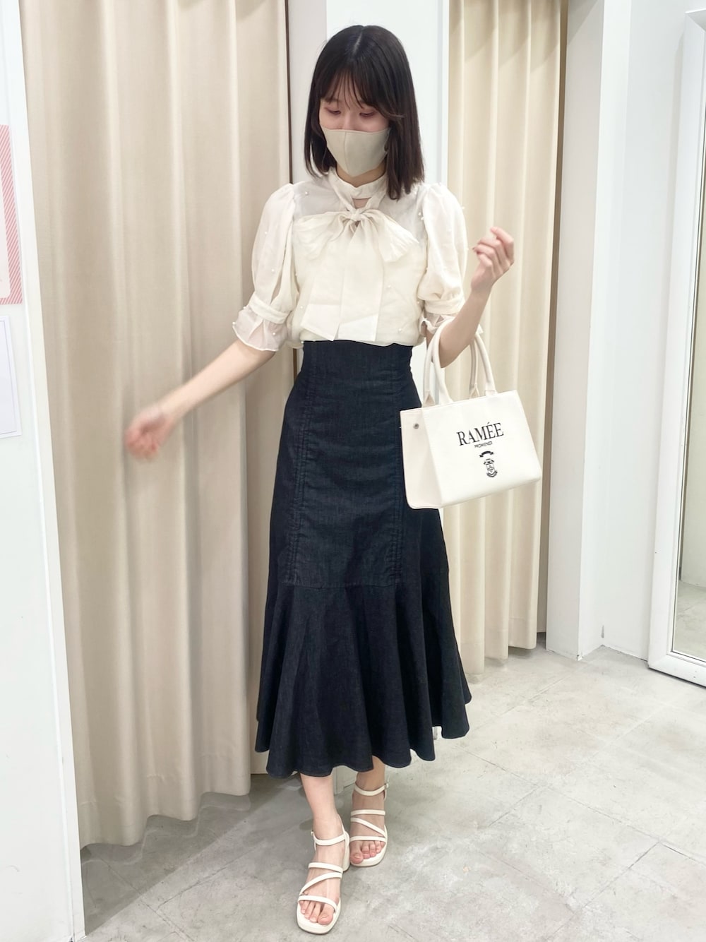 「カジュアル、ナイスクラップ、ootd、one after another NICE CLAUP、高身長女子、骨格ウェーブ、高身長コーデ、高身長、スカート、きれいめカジュアル、キレイめ、最近のいい感じコーデ、オトナカワイイ、着回しコーデ、オトナ女子」｜「one after another NICE CLAUPの【S,Mサイズ展開】長さが変えられる/ドロストスカート（スカート、ブラック系）」を使った、moeさん（レディース・174cm）の冬コーディネートの1枚目の写真