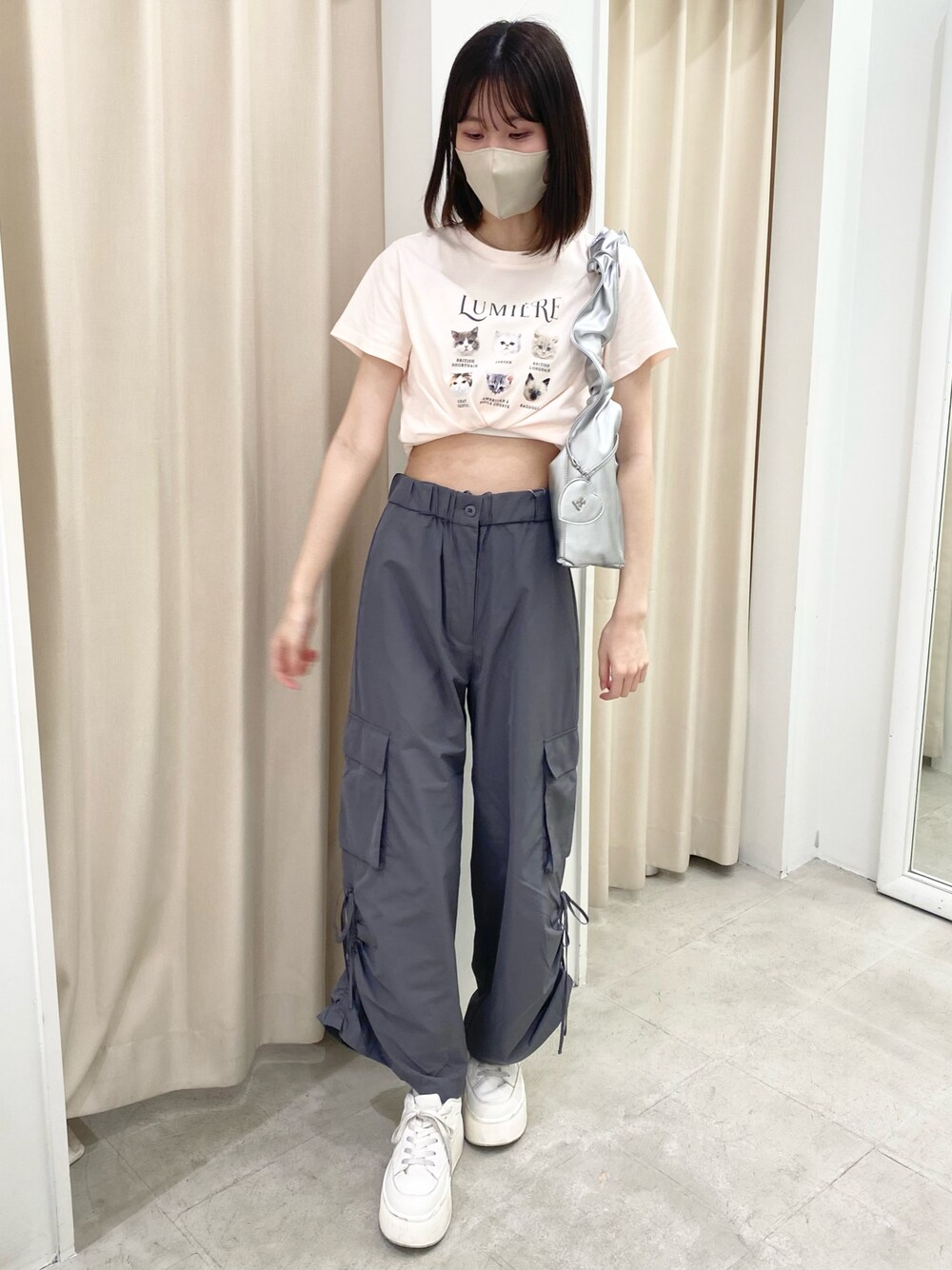 「ナイスクラップ、最近のいい感じコーデ、パンツスタイル、高身長、骨格ウェーブ、高身長女子、高身長コーデ、カジュアル、カジュアルコーデ、モノトーン、ピンクコーデ、オトナカジュアル、オトナカワイイ、着回しコーデ、キレイめ」｜「one after another NICE CLAUPのサイドドロストカーゴパンツ（カーゴパンツ、グレー系）」を使った、moeさん（レディース・174cm）の冬コーディネートの1枚目の写真