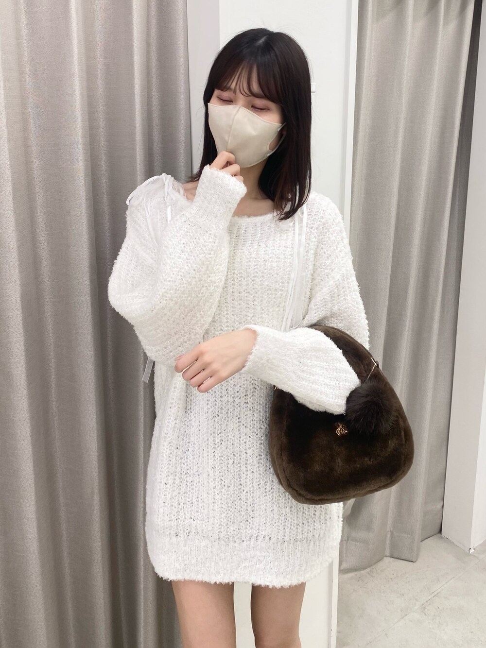 「ナイスクラップ、骨格ウェーブ、ootd、outfit、one after another NICE CLAUP、高身長、高身長女子、高身長コーデ、ニット、スニーカー、ホワイト、ワンピース、お出かけコーデ、オトナカジュアル、おしゃれさんと繋がりたい」｜「one after another NICE CLAUPのプラットフォームスニーカー（スニーカー、ホワイト系）」を使った、moeさん（レディース・174cm）の冬コーディネートの1枚目の写真