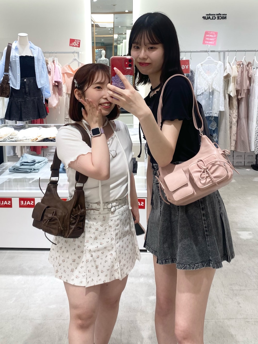 「ナイスクラップ、骨格ウェーブ、高身長、高身長女子、高身長コーデ、ootd、one after another NICE CLAUP、お出かけコーデ、シミラールック、モノトーン、モノトーンコーデ、おしゃれさんと繋がりたい、オトナカジュアル、オトナ女子、シンプルコーデ」｜「one after another NICE CLAUPのチョーカーセットラインストーンTシャツ【WEB限定色あり】（Tシャツ/カットソー、ブラック系）」を使った、moeさん（レディース・174cm）の冬コーディネートの1枚目の写真