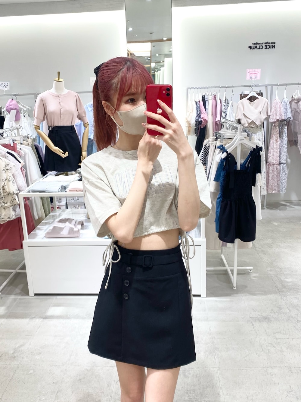 「one after another NICE CLAUP、骨格ウェーブ、高身長女子、高身長コーデ、シンプルコーデ、シンプル、休日スタイル、ootd、モノトーン、黒、カジュアルコーデ、オトナカジュアル、夏コーデ」｜「one after another NICE CLAUPのロゴ刺繍サイドリボンショートT（Tシャツ/カットソー、ベージュ系）」を使った、moeさん（レディース・172cm）の夏コーディネートの1枚目の写真