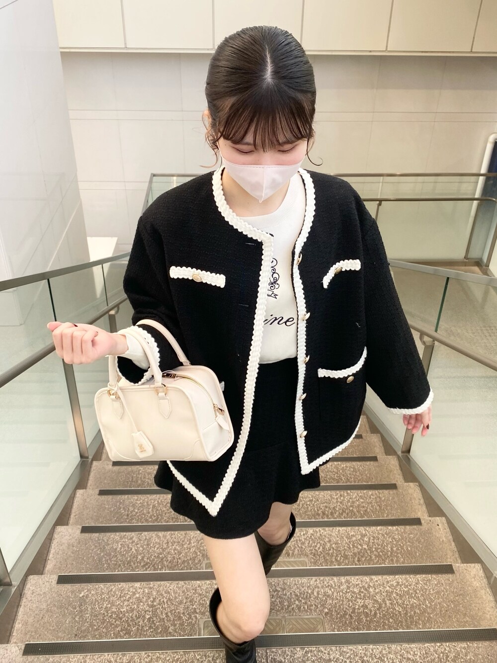 「ナイスクラップ、ootd、高身長女子、高身長コーデ、骨格ウェーブ、休日スタイル、大人カジュアル、セットアップ、ジャケット、オトナカジュアル、春アウター、春、リラックススタイル、ブラック、大人ガーリー」｜「one after another NICE CLAUPのロゴ刺繍ニットプルオーバー（ニット/セーター、ホワイト系）」を使った、moeさん（レディース・174cm）の冬コーディネートの1枚目の写真