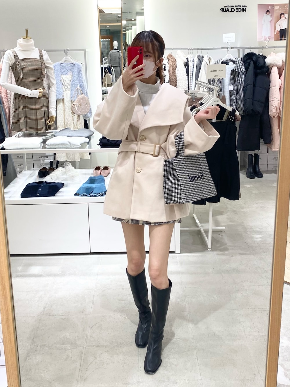「ナイスクラップ、骨格ウェーブ、高身長女子、高身長コーデ、ootd、アウター、オトナカジュアル、休日スタイル、シンプル、秋のコーデ、大人かわいい、お出かけコーデ、大人女子、プチプラ、秋冬」｜「one after another NICE CLAUPのビックカラーミニワンピースコート（その他アウター、ホワイト系）」を使った、moeさん（レディース・172cm）の秋コーディネートの1枚目の写真