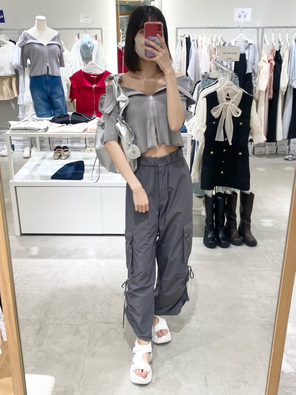 「ナイスクラップ、高身長、骨格ウェーブ、高身長女子、高身長コーデ、one after another NICE CLAUP、fashion、ootd、最近のいい感じコーデ、カジュアル、カジュアルコーデ、きれいめカジュアル、お出かけコーデ、おしゃれさんと繋がりたい、オトナ女子」｜「one after another NICE CLAUPのダブルジップラインニット（ニット/セーター、グレー系）」を使った、moeさん（レディース・174cm）の冬コーディネートの1枚目の写真