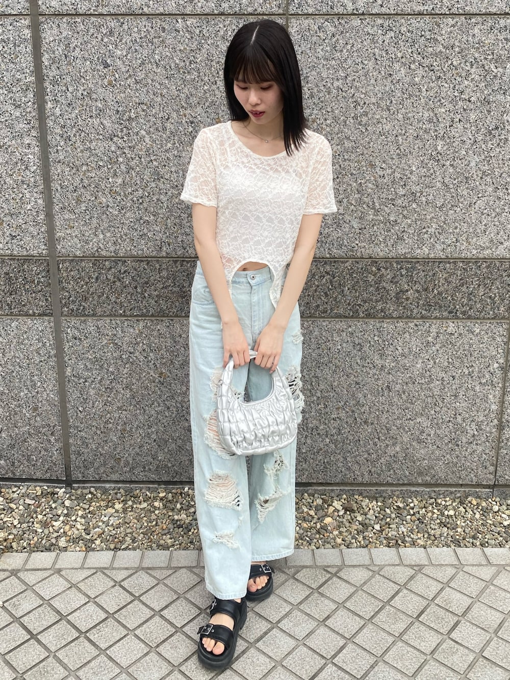 「ナイスクラップ、デニム、デニムパンツ、パンツスタイル、骨格ウェーブ、高身長、高身長女子、高身長コーデ、ootd、one after another NICE CLAUP、おしゃれさんと繋がりたい、お出かけコーデ、オトナカジュアル、オトナ女子、シンプルコーデ」｜「one after another NICE CLAUPのシャーリングホーボーバッグ（ショルダーバッグ、シルバー系）」を使った、moeさん（レディース・174cm）の冬コーディネートの1枚目の写真