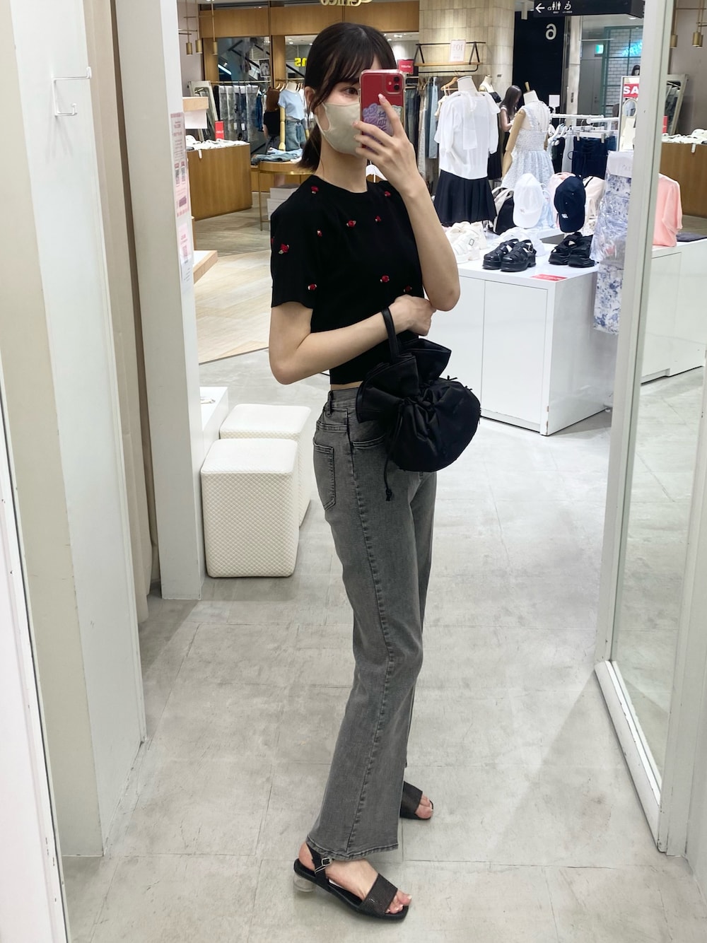 「ナイスクラップ、高身長、骨格ウェーブ、高身長女子、高身長コーデ、ootd、one after another NICE CLAUP、オトナカジュアル、お出かけコーデ、おしゃれさんと繋がりたい、オトナ女子、シンプルコーデ、シンプル、モノトーン、デニム」｜「one after another NICE CLAUPのローズサマーニット（ニット/セーター、ブラック系）」を使った、moeさん（レディース・174cm）の冬コーディネートの1枚目の写真