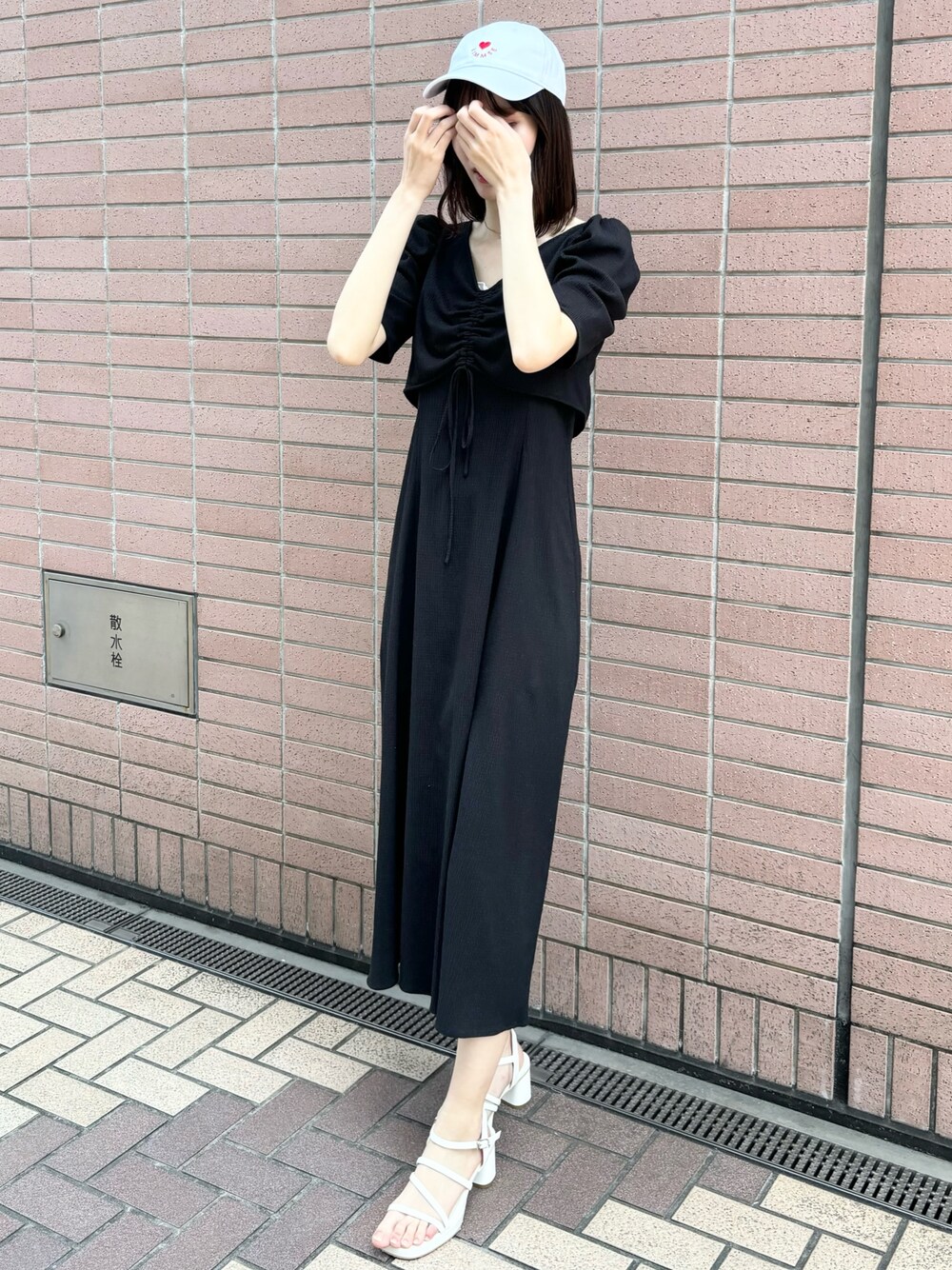「ナイスクラップ、ブラック、ワンピース、骨格ウェーブ、高身長、高身長女子、高身長コーデ、one after another NICE CLAUP、ootd、最近のいい感じコーデ、モノトーン、モノトーンコーデ、モード、オトナカジュアル、オトナ女子」｜「one after another NICE CLAUPのストーム付きストラップサンダル（サンダル、ホワイト系）」を使った、moeさん（レディース・174cm）の冬コーディネートの1枚目の写真