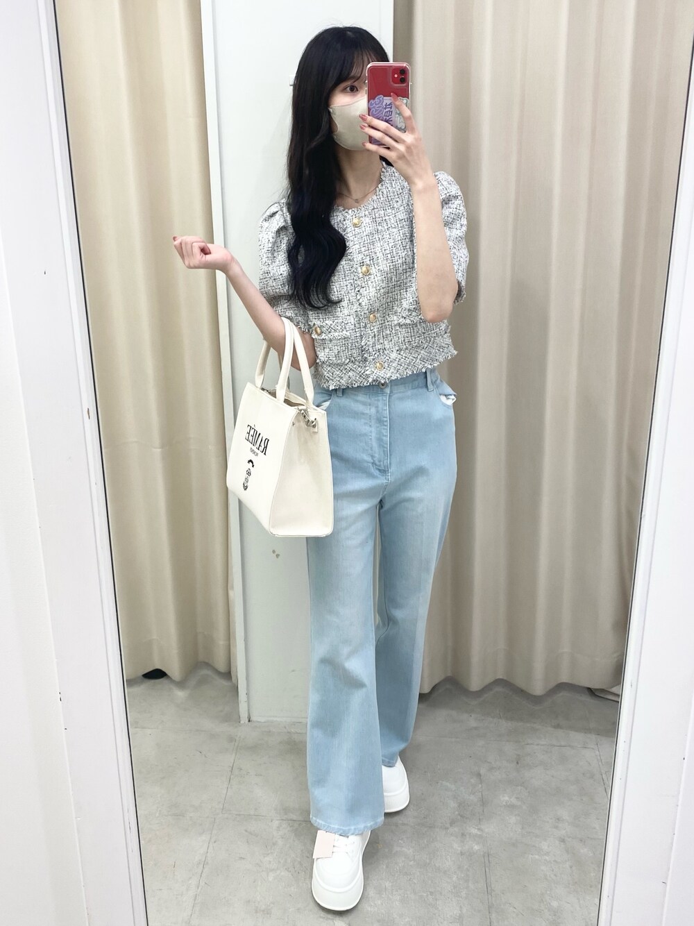 「ナイスクラップ、one after another NICE CLAUP、高身長女子、高身長コーデ、ootd、骨格ウェーブ、テーマパークコーデ、お出かけコーデ、キレイめカジュアル、スカート、スカートスタイル、ウェーブ、着回しコーデ、オトナカジュアル、オトナ女子」｜「one after another NICE CLAUPの美脚ストレッチデニム（デニムパンツ、ブルー系）」を使った、moeさん（レディース・174cm）の秋コーディネートの1枚目の写真