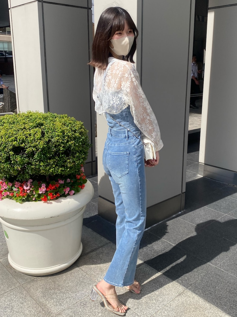 「ナイスクラップ、骨格ウェーブ、高身長、高身長女子、高身長コーデ、one after another NICE CLAUP、ootd、お出かけコーデ、オトナカジュアル、おしゃれさんと繋がりたい、オトナ女子、デニム、ハンドバッグ、デニムパンツ、シンプルコーデ」｜「one after another NICE CLAUPのローズブローチ付きビスチェセットパンツ（サロペット/オーバーオール、ブルー系）」を使った、moeさん（レディース・174cm）の冬コーディネートの1枚目の写真