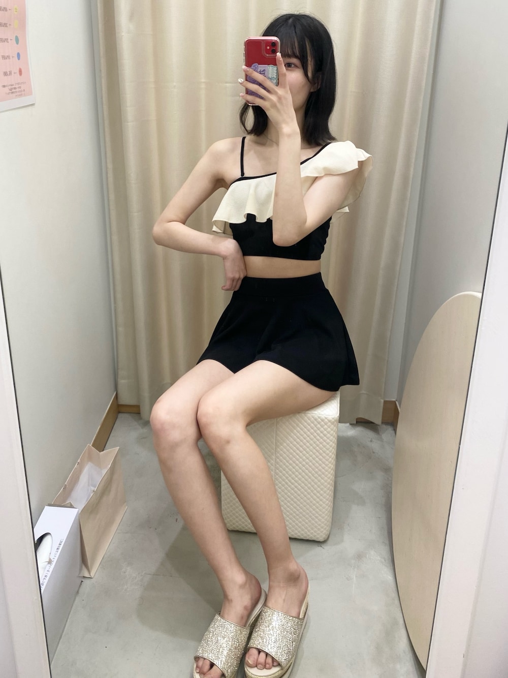 「ナイスクラップ、骨格ウェーブ、ootd、one after another NICE CLAUP、高身長、高身長女子、高身長コーデ、水着、swimwear、カジュアル、シンプルコーデ、シンプル、モノトーン、モノトーンコーデ、おしゃれさんと繋がりたい」｜「one after another NICE CLAUPのワンショルダー/バイカラー/swimwear/水着（水着、ブラック系）」を使った、moeさん（レディース・174cm）の冬コーディネートの1枚目の写真