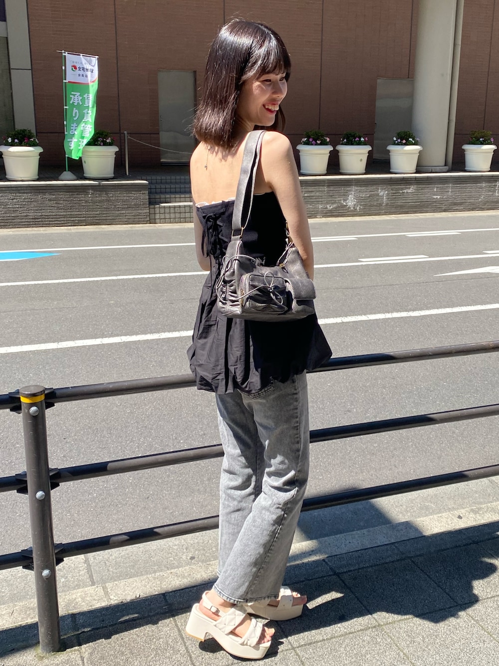 「ナイスクラップ、one after another NICE CLAUP、ootd、高身長、高身長女子、高身長コーデ、パンツスタイル、デニム、ダウンジャケット、オトナカジュアル、モノトーン、着回しコーデ、オトナカワイイ、キレイめ」｜「one after another NICE CLAUPのバルーンチュニックビスチェ（チュニック、ブラック系）」を使った、moeさん（レディース・174cm）の冬コーディネートの1枚目の写真