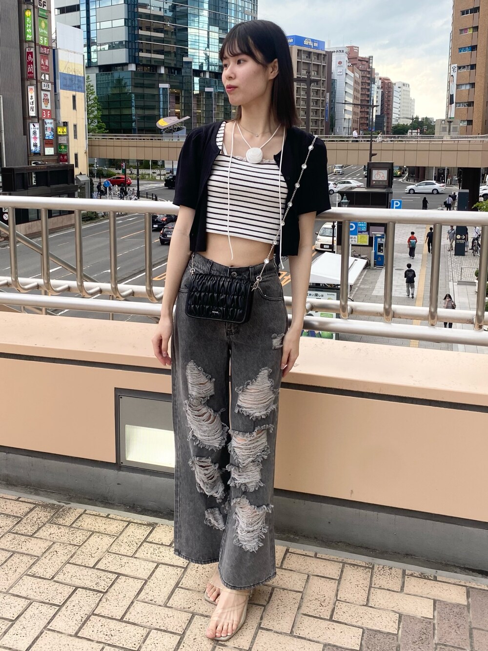 「ナイスクラップ、骨格ウェーブ、高身長、高身長女子、高身長コーデ、ootd、one after another NICE CLAUP、モノトーン、モノトーンコーデ、カジュアル、カジュアルコーデ、お出かけコーデ、オトナカジュアル、おしゃれさんと繋がりたい、韓国ファッション」｜「one after another NICE CLAUPのビジューストラップ/ミニショルダーバッグ（ショルダーバッグ、ブラック系）」を使った、moeさん（レディース・174cm）の冬コーディネートの1枚目の写真