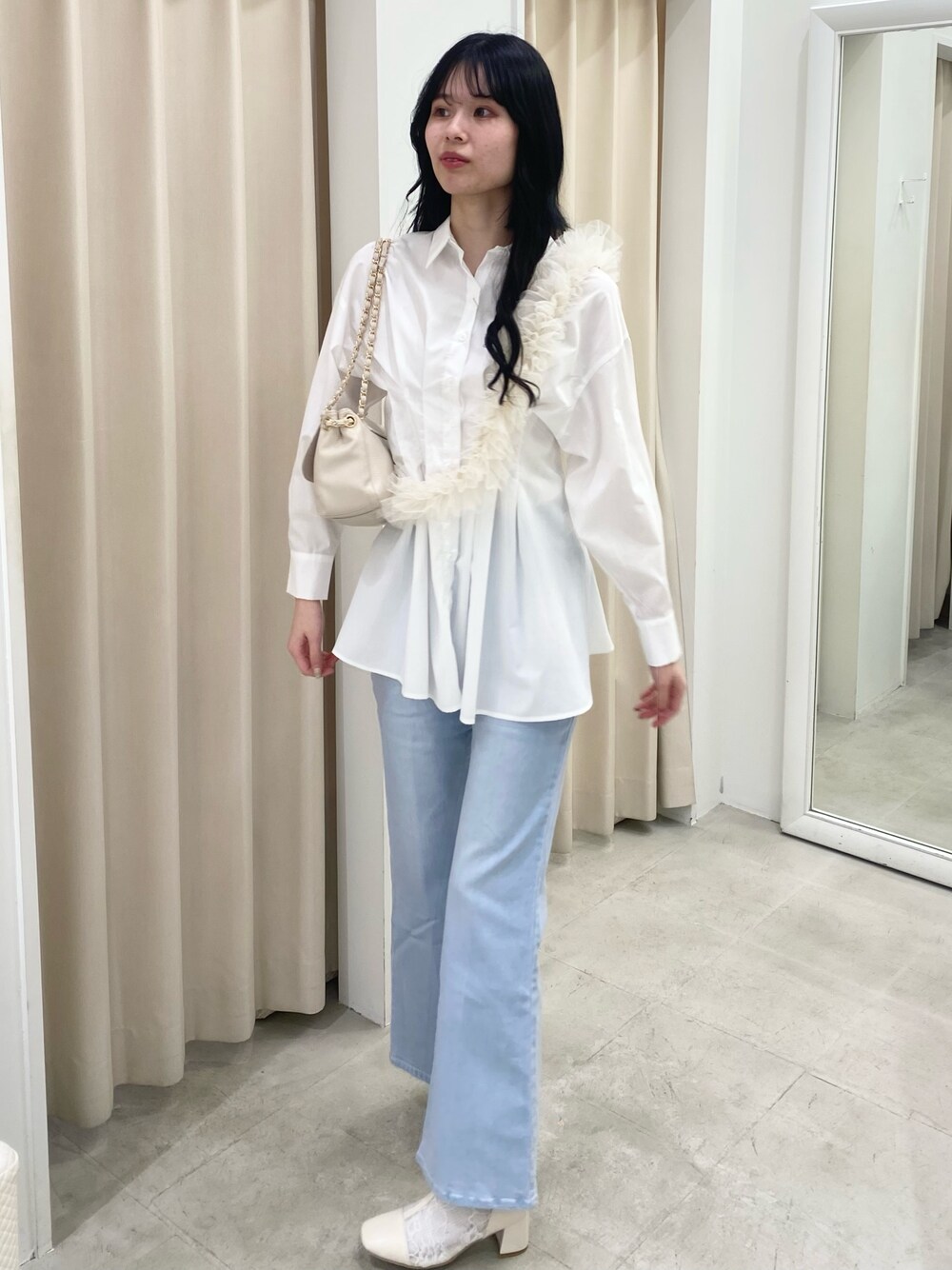 「ナイスクラップ、ootd、one after another NICE CLAUP、骨格ウェーブ、高身長女子、高身長コーデ、レイヤードスタイル、お出かけコーデ、プチプラ、デニム、パンツスタイル、楽チンコーデ、ラフコーデ、トレンド、初秋コーデ」｜「one after another NICE CLAUPのシアーショートブーツ（ブーツ、ホワイト系）」を使った、moeさん（レディース・174cm）の夏コーディネートの1枚目の写真