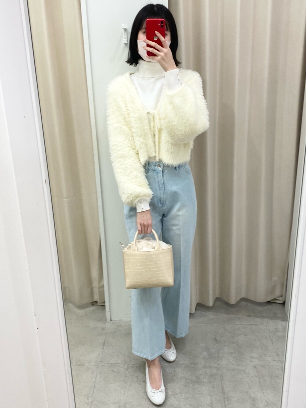 「ナイスクラップ、高身長女子、骨格ウェーブ、高身長コーデ、ootd、プチプラ、デニム、パンツスタイル、カジュアルコーデ、カジュアル、シンプルコーデ、シンプル、お出かけコーデ、オトナカジュアル、おしゃれさんと繋がりたい」｜「one after another NICE CLAUPのハートボタンハイネックニット（ニット/セーター、ホワイト系）」を使った、moeさん（レディース・174cm）の冬コーディネートの1枚目の写真