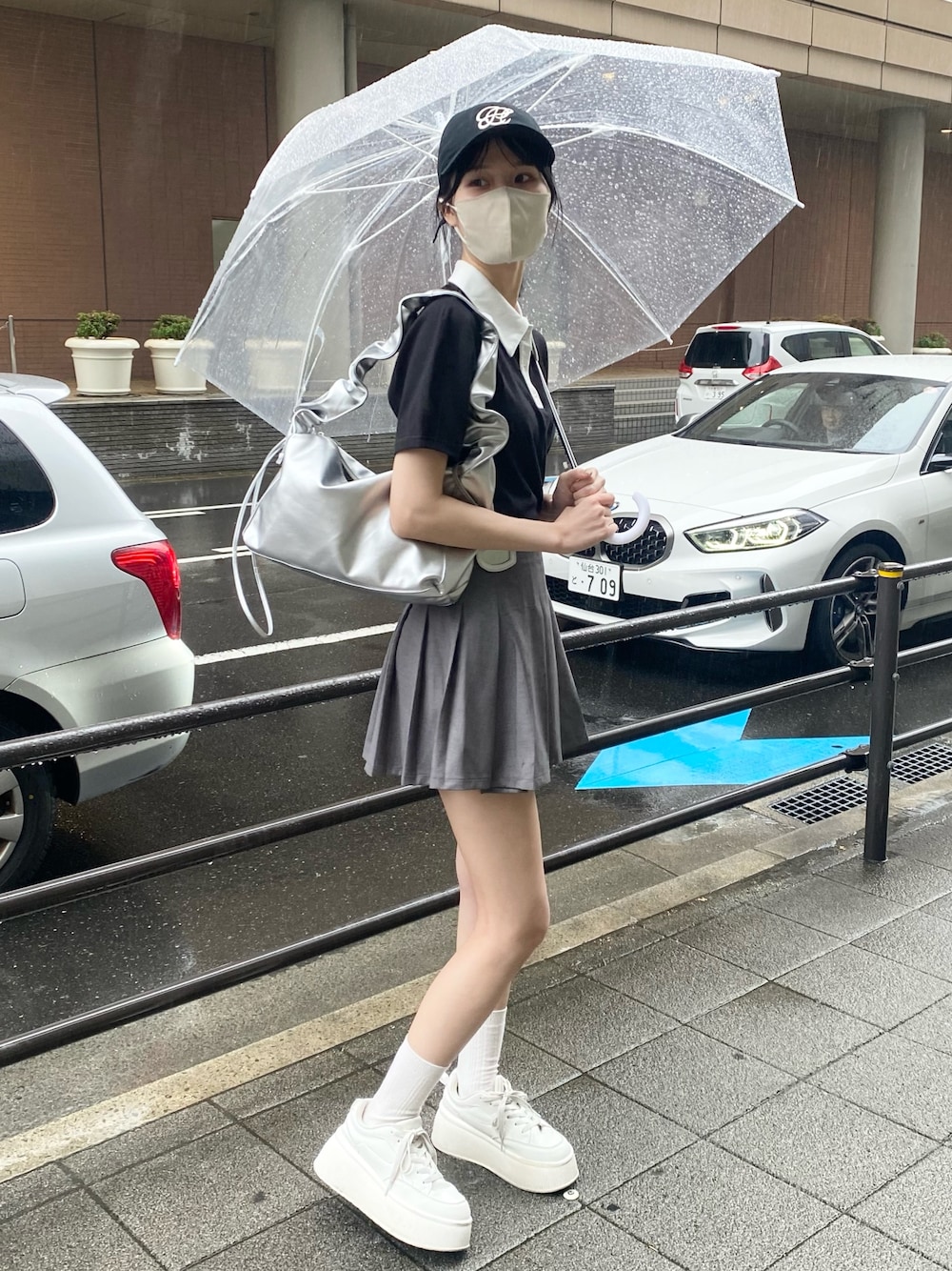 「ナイスクラップ、ootd、one after another NICE CLAUP、骨格ウェーブ、高身長、高身長女子、高身長コーデ、雨の日コーデ、カジュアル、カジュアルコーデ、モノトーン、おしゃれさんと繋がりたい、お出かけコーデ、最近のいい感じコーデ、オトナ女子」｜「one after another NICE CLAUPの刺しゅうポロシャツ（ポロシャツ、ブラック系）」を使った、moeさん（レディース・174cm）の冬コーディネートの1枚目の写真