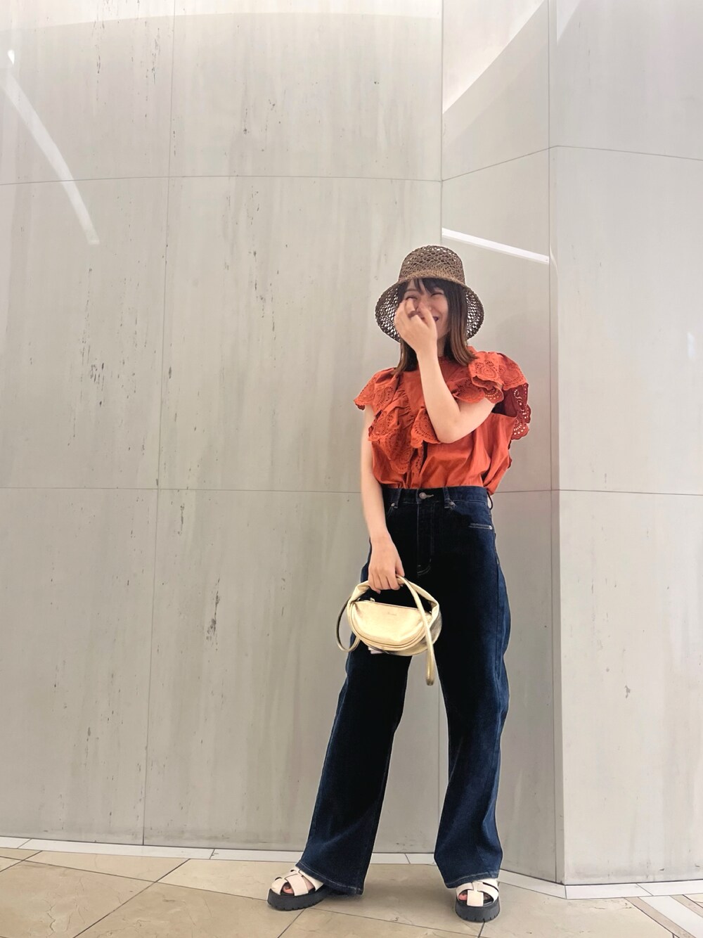 「Techichi、オトナ女子、パンツスタイル、カジュアル、初夏コーデ、おでかけコーデ、オレンジ、楽チンコーデ、ootd、お洒落さんとつながりたい」｜「Te chichiの雑材ハット（ハット、ブラウン系）」を使った、シンちゃんさん（レディース・160cm）の夏コーディネートの1枚目の写真