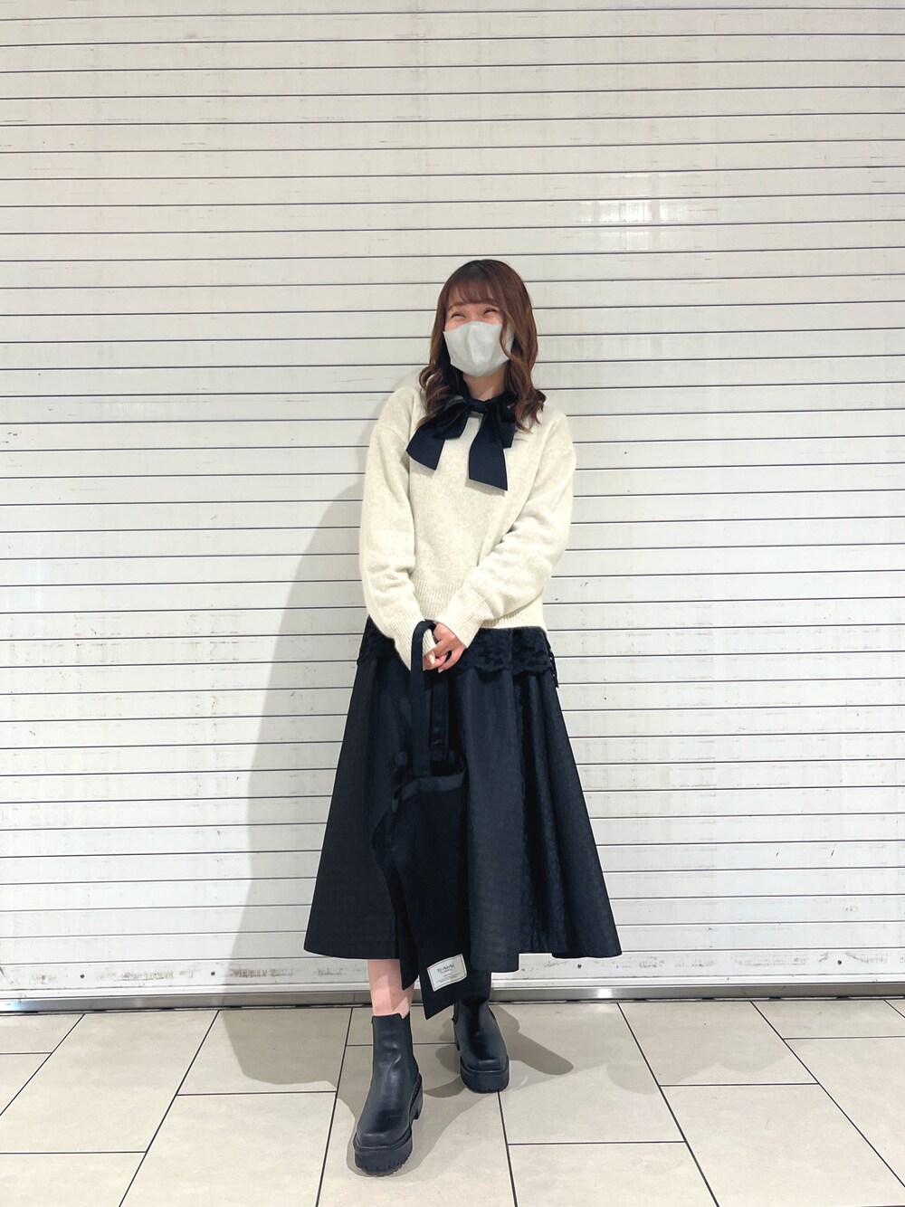 「Techichi classic、テチチクラシック、ボウタイブラウス、リボン、冬コーデ、休日コーデ、キレイめ」｜「Te chichi CLASSICのエアリークルーネックニット（ニット/セーター、ホワイト系）」を使った、シンちゃんさん（レディース・160cm）の秋コーディネートの1枚目の写真