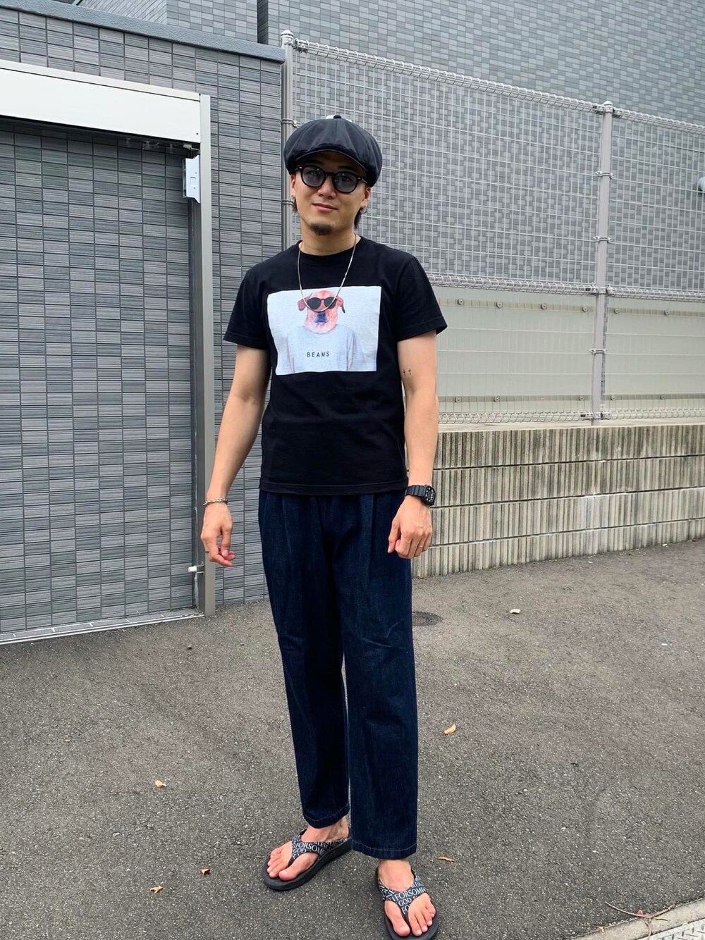 ブラック系のTシャツ/カットソー、ブルー系のデニムパンツ、ブラック系のサンダルを着用したメンズの夏コーディネートの1枚目の写真