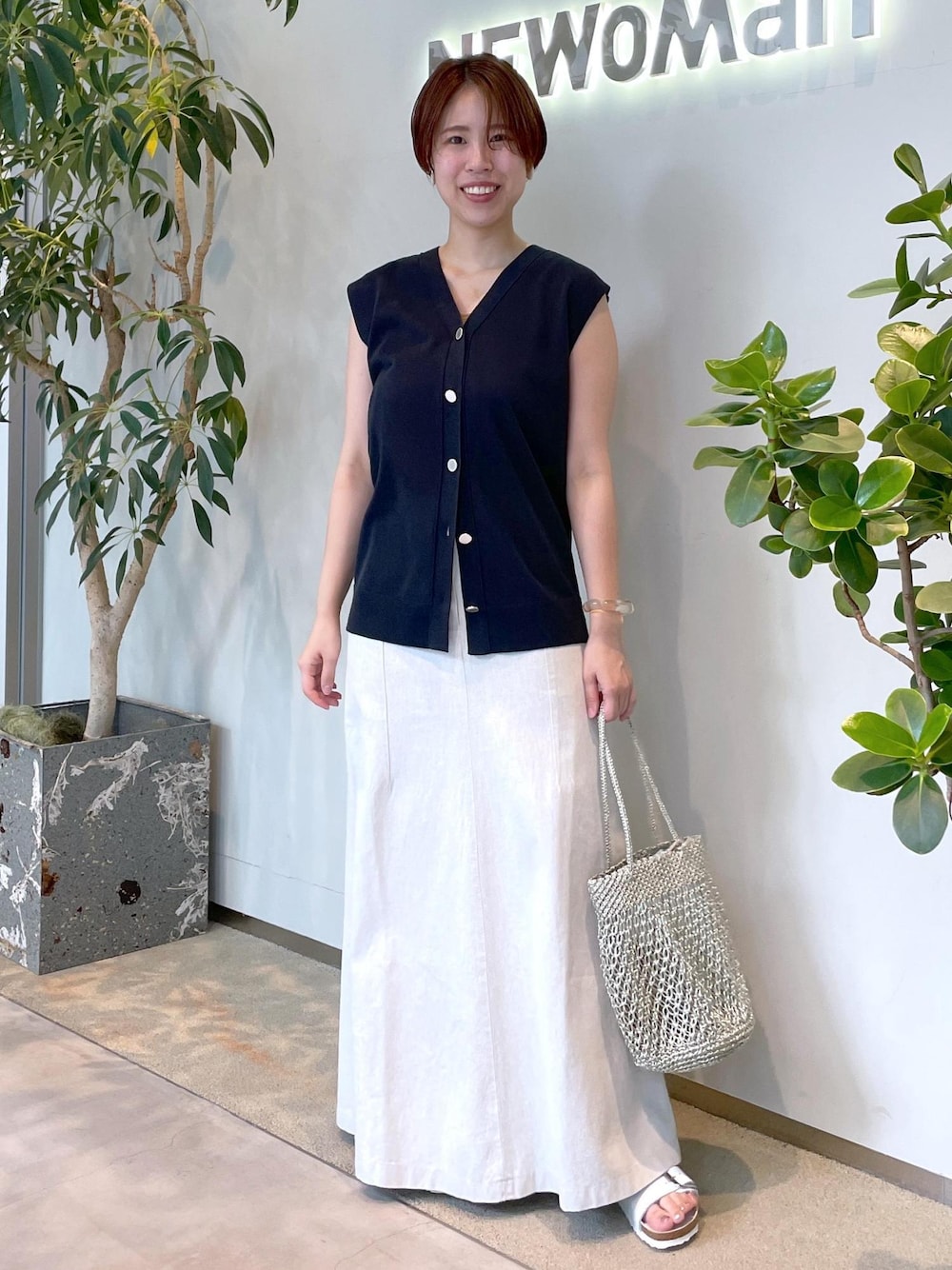 「ビルケンシュトック、BIRKEN SUTOCK、初夏コーデ、夏コーデ、デートコーデ、お出かけコーデ、旅行コーデ、女子会コーデ、スカートスタイル、体型カバー、ヘルシーコーデ、シンプルコーデ、SALON adam et ropé、ウェーブ、イエベ秋」｜「SALON adam et rope'の【BAGMATI（バグマティ）】METALIC LUREX BAG / メタリックルレックスバッグ（トートバッグ、シルバー系）」を使った、SAYAさん（レディース・159cm）の夏コーディネートの1枚目の写真