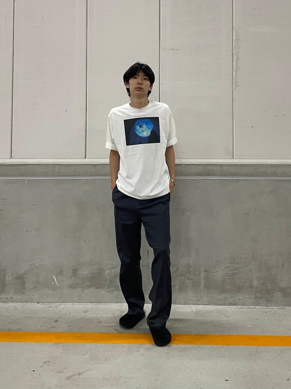 その他のTシャツ/カットソー、グレー系のその他パンツを着用したメンズの夏コーディネートの1枚目の写真