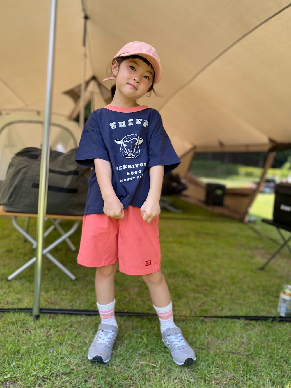 「休日スタイル、むすめコーデ、キャンプコーデ、夏コーデ、アウトドアスタイル、プチプラ、お出かけコーデ、キャップ、ハーフパンツ、Tシャツ、スニーカー」｜「MARKEY'Sのメッシュショートパンツ（その他パンツ、レッド系）」を使った、tamapicoさん（キッズ・110cm）の夏コーディネートの1枚目の写真