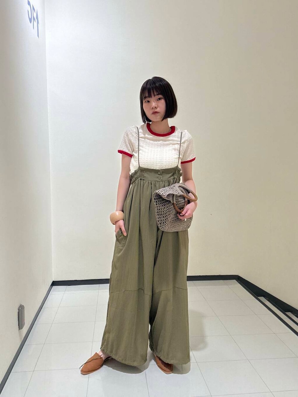 「大人カジュアル、Tシャツ、きれいめカジュアル、サンダル、KBF、サロペット、レース、newarrival、休日スタイル、サンダルコーデ、バイカラー、骨格ウェーブ、リンガーtee、初夏のお出掛けコーデ」｜「RODE SKOのウッドハンドルペーパーバッグ（トートバッグ、グレー系）」を使った、わらちゃんさん（レディース・162cm）の夏コーディネートの1枚目の写真