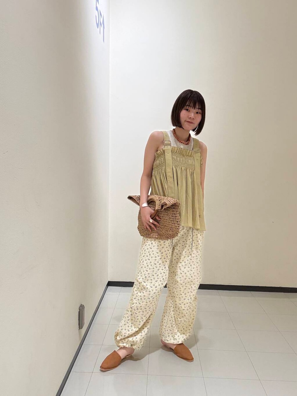 「きれいめカジュアル、サンダル、ビスチェ、KBF、パンツ、ネックレス、フリル、タンクトップ、newarrival、休日スタイル、チュニック、サンダルコーデ、ドロストパンツ、甘めカジュアル、骨格ウェーブ」｜「RODE SKOのウッドハンドルペーパーバッグ（トートバッグ、ベージュ系）」を使った、わらちゃんさん（レディース・162cm）の夏コーディネートの1枚目の写真