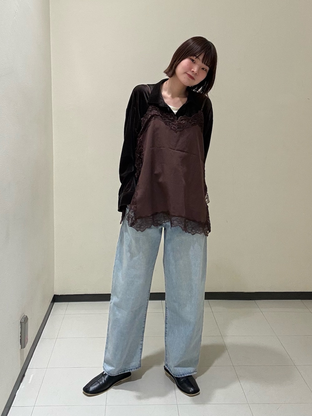 ブラウン系のキャミソール、ブラウン系のシャツ/ブラウス、ブルー系のデニムパンツを着用したレディースの冬コーディネートの1枚目の写真