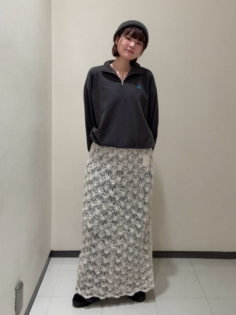 ホワイト系のスカート、グレー系のデニムパンツ、ブラック系のその他シューズを着用したレディースの秋コーディネートの1枚目の写真