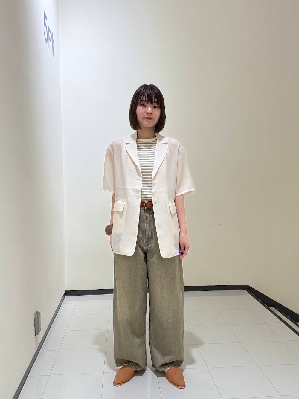 「大人カジュアル、デニム、ジャケット、きれいめカジュアル、サンダル、KBF、newarrival、休日スタイル、シアーシャツ、サンダルコーデ、骨格ウェーブ、初夏のお出掛けコーデ、私の推しデニムスタイル」｜「KBFのクロップドタンクトップ（タンクトップ、ホワイト系）」を使った、わらちゃんさん（レディース・162cm）の春コーディネートの1枚目の写真