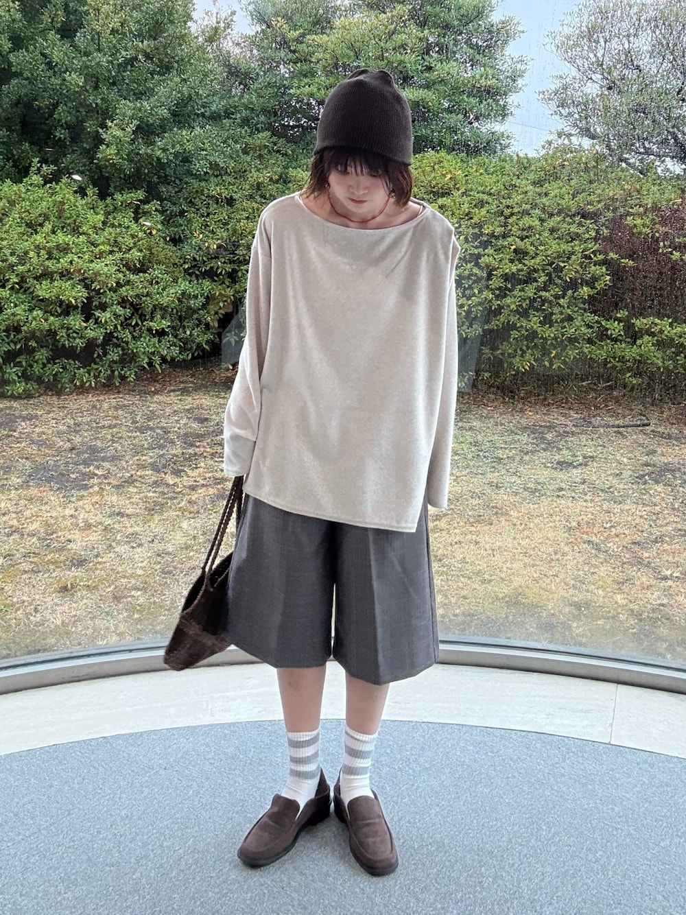 ベージュ系のTシャツ/カットソー、グレー系のその他パンツ、ブラウン系のローファーを着用したレディースの春コーディネートの1枚目の写真