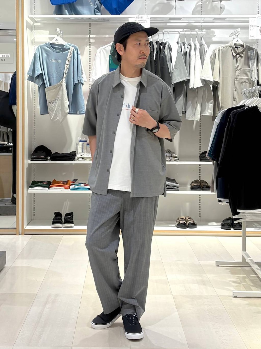 グレー系のスラックス、ホワイト系のTシャツ/カットソー、グレー系のシャツ/ブラウスを着用したメンズの夏コーディネートの1枚目の写真