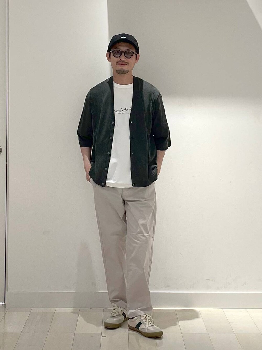「人気アイテムをチェック！、旅行、Tシャツ、GLOBAL WORK、高身長、カジュアル、ユニセックス、テーマパーク、休日コーデ、春コーデ、差し色コーデ、アウトドア、andSTトレンド、雨の日コーデ、日帰り旅行」｜「GLOBAL WORKの洗えるツイルキャップ/252006（キャップ、ブラック系）」を使った、ゆーすけさん（メンズ・176cm）の夏コーディネートの1枚目の写真
