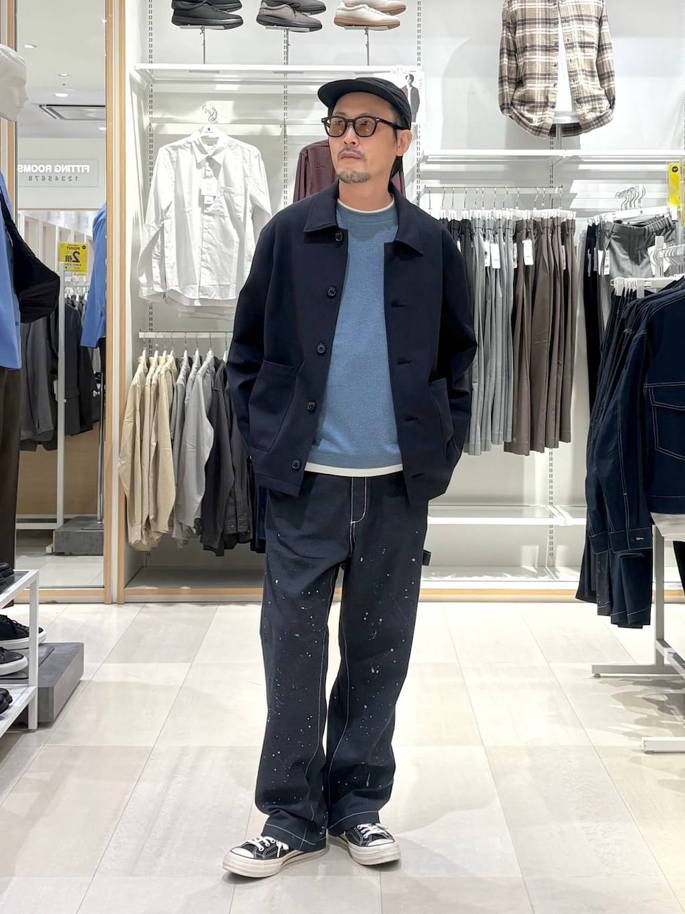 ブルー系のシャツ/ブラウス、ブルー系のデニムパンツ、ベージュ系のサングラスを着用したメンズの秋コーディネートの1枚目の写真
