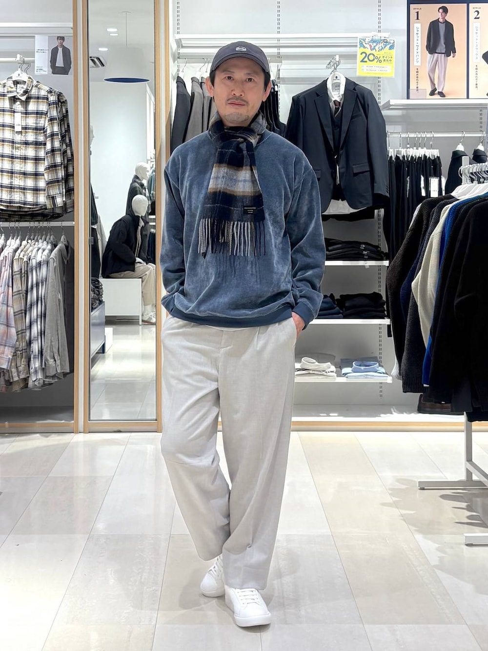 ブラック系のその他パンツ、ホワイト系のスニーカー、グレー系のキャップを着用したメンズの冬コーディネートの1枚目の写真