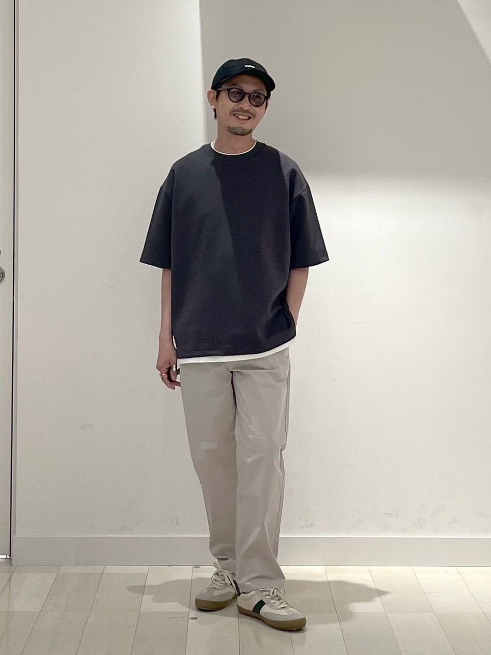 「高身長、カジュアル、ユニセックス、テーマパーク、休日コーデ、春コーデ、差し色コーデ、アウトドア、旅行、Tシャツ、GLOBAL WORK、andSTトレンド、人気アイテムをチェック！、スウェット、アウター」｜「GLOBAL WORKの洗えるツイルキャップ/252006（キャップ、ブラック系）」を使った、ゆーすけさん（メンズ・176cm）の夏コーディネートの1枚目の写真