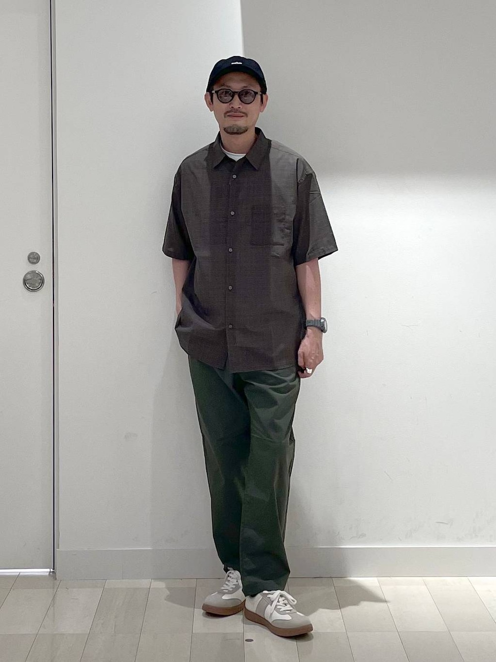 「高身長、カジュアル、ユニセックス、テーマパーク、休日コーデ、春コーデ、差し色コーデ、アウトドア、旅行、Tシャツ、GLOBAL WORK、andSTトレンド、人気アイテムをチェック！、雨の日コーデ、日帰り旅行」｜「GLOBAL WORKのエアかるクラシックスニーカー/142642（スニーカー、ベージュ系）」を使った、ゆーすけさん（メンズ・176cm）の夏コーディネートの1枚目の写真